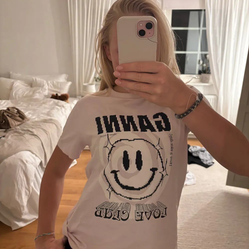 Skitsnygg Ganni T-shirt!!!!😊😊💓💓💓💓😻😻😻. T-shirts.