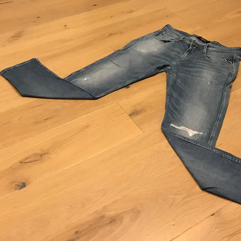 Replay anbass jeans | Storlek W30 L30 | Riktigt bra skick | Nypris runt 1500 |  Riktigt feta slitningar | Färg: blå | skriv vid minsta fundering🙌🏽. Jeans & Byxor.