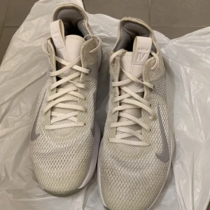 Lebrons 4  - Sköna basket skor i bra skick 7/10. 