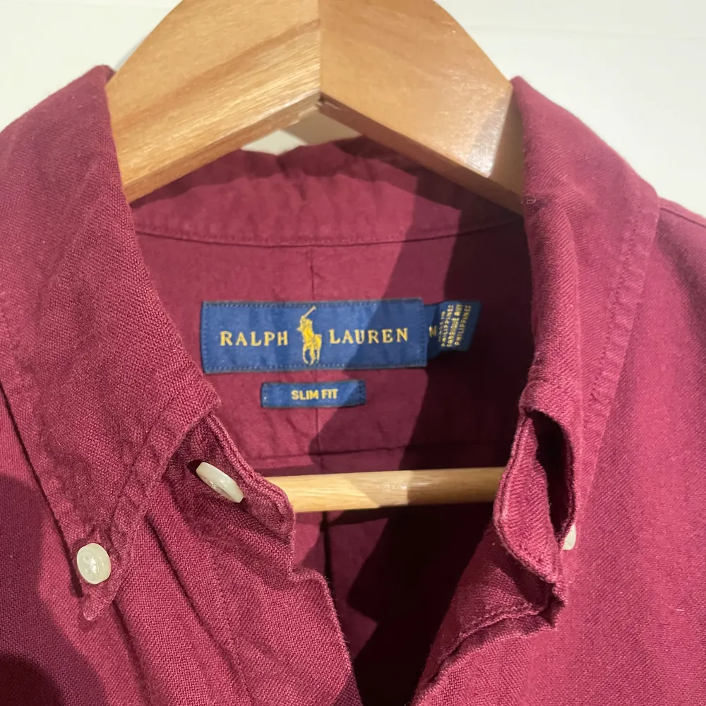 En super snygg Ralph Lauren skjorta • Storlek M • Har en super snygg vinröd färg • Perfekt för fest eller dagligt bruk • Skriv vid frågor eller funderingar svarar på allt!. Skjortor.