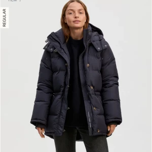 Boomerang Vinterjacka - Säljer min boomerang vinterjacka, den är i väldigt bra skick och använd 1 vinter (skriv för egna bilder) Nypris 6000kr (säljer för 3500) pris kan diskuteras 