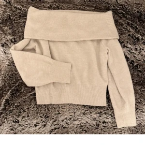 En fin stickad tröja från only  - Bra skick storlek xs/S sitter bra 