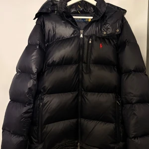 Ralph Lauren - Säljer nu min Ralph Lauren jacka bra skick lite har släppt längst ner på armen med kardborrebandet men annars super bra skick storlek Large 