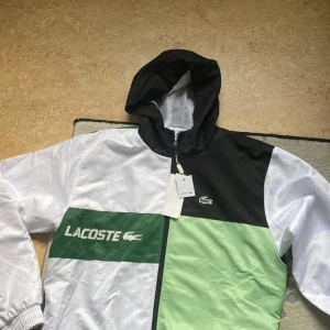 Lacoste jacka - Helt ny lacoste jacka med prislappen på! Helt oanvänd! Storlek M. 