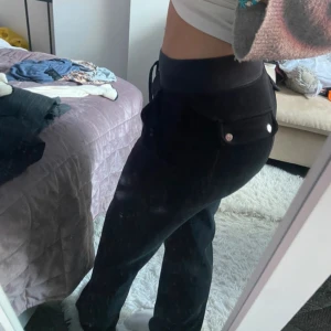 Svarta Juicy Couture byxor - Svarta juicy byxor i storlek XS som inte kommer till användning längre. Köpta för ca 3 år sedan, bra skick men metall ”sakerna” fattar på snörerna!🙏🏼😊