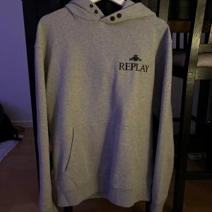 Grå hoodie från Replay - Säljer en snygg grå hoodie från Replay i mycket bra skick. Perfekt för både höst och vår, och passar till de flesta outfits. 