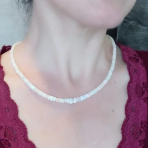 Opal halsband  - Ny halsband med Etiopisk vita opaler,  Längden på halsbandet är ca 39 cm + 4 cm kedja. Storleken på stenarna är från 2 till 4/5 mm 