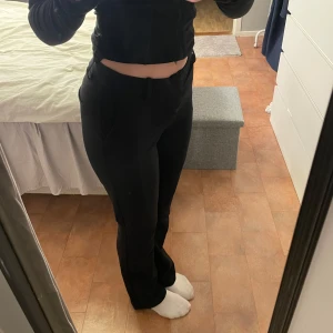 Svarta byxor - Säljer ett par svarta kostymbyxor ” Vilma” från bikbok. Knappast använda 💗 Perfekt till både vardags och fest. Köptes för 499kr