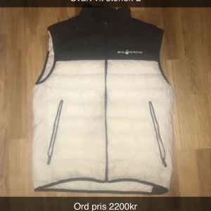 Sail racing spray down vest - Storlek L färg svart/vit ett litet hål på insida och drick fläckar som går att ta bort org pris 2399kr mitt pris 800kr
