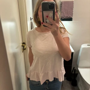 Rosa tröja - En fin rosa t-shorts med volang längst ner, super fin på sommaren som inte är för tjock i materialet.😍