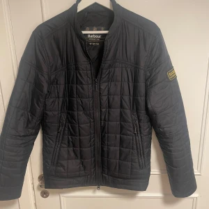 Barbour jacka -  barbour dunjacka tunn, i fint skick och väldigt skön den är i storlek M