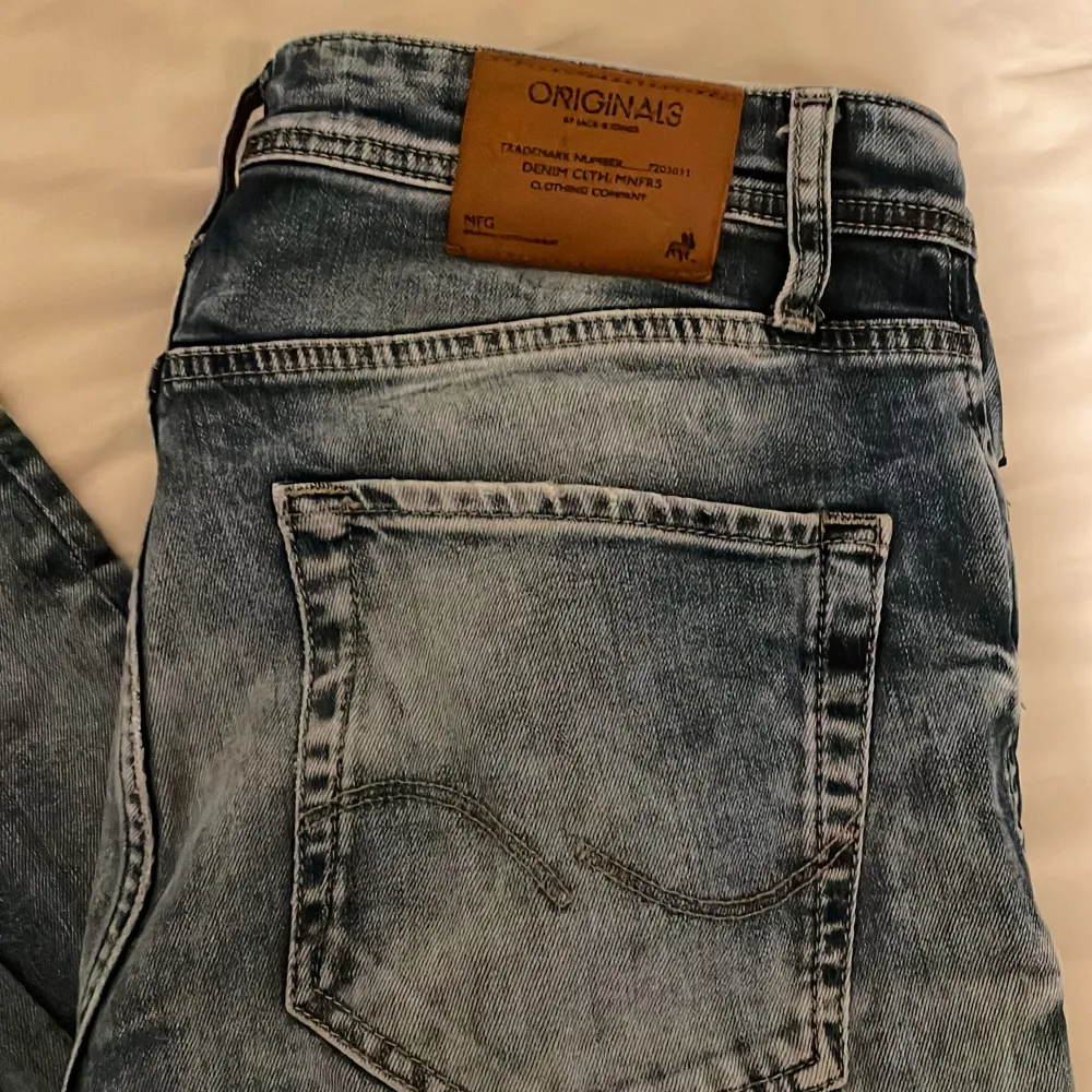 Säljer ett par snygga blå jeans från Jack and Jones i slim fit. De har en klassisk femficksdesign och en cool tvättad look. Perfekta för både vardag och fest! 🕺. Jeans & Byxor.