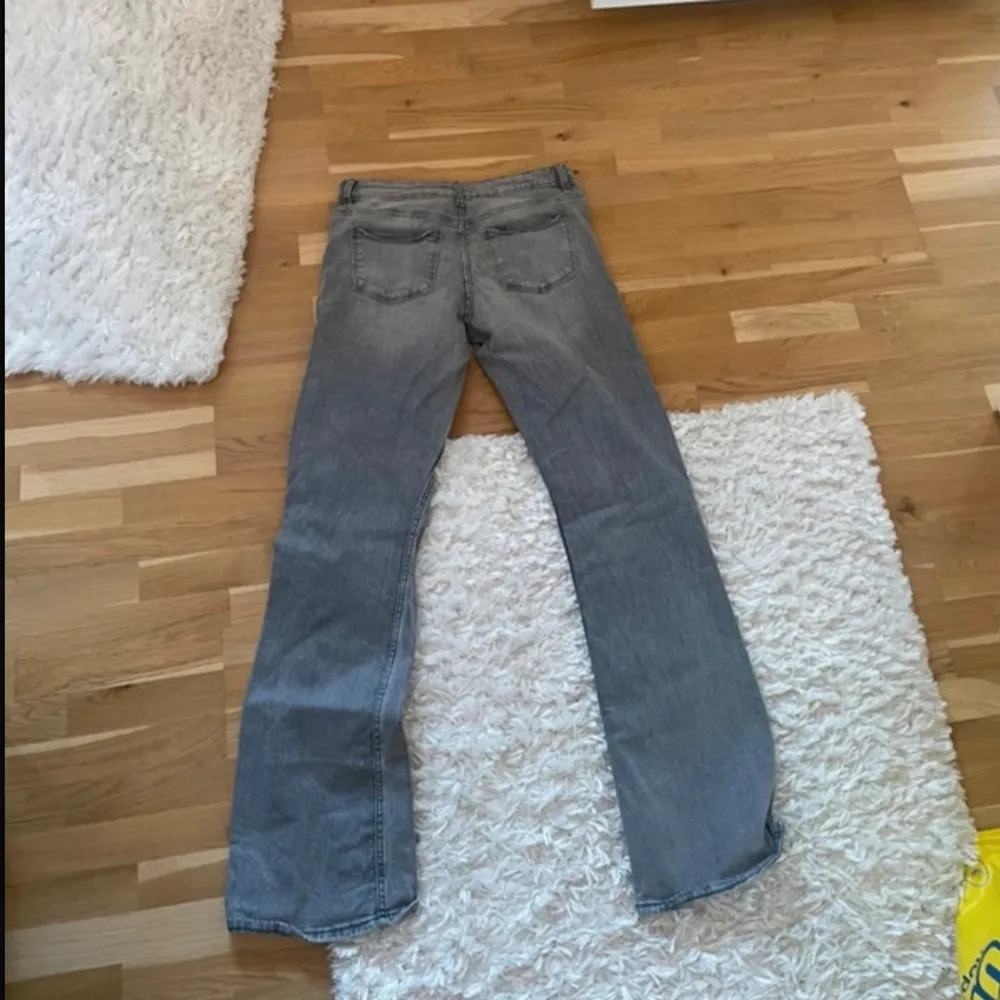 Säljer ett par grå jeans från Gina Tricot i storlek 170. Hör av dig om du har några funderingar💕. Jeans & Byxor.