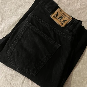 Svarta Sweet SKTBS jeans  - Säljer svarta sweet sktbs jeans för killar i modellen Sweet Loose fit. Jenssen har knappt används och ser väldigt nya ut  (Nypris 699)