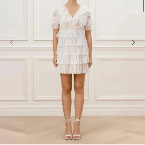 By malina klänning - Säljer nu min fina by malina klänning som passar perfekt till sommaren eller studenten. Storlek 34 men är uppsydd för någon som är 160-165 cm lång! Orginalpris 2800kr. Nyskick🥂TRYCK INTE PÅ KÖP NU