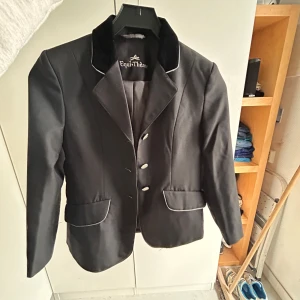 Tävlingskavaj  - Säljer denna tävlingskavajen i strl 140 men passat mig när jag hade XXS. Svart och nyskick! 