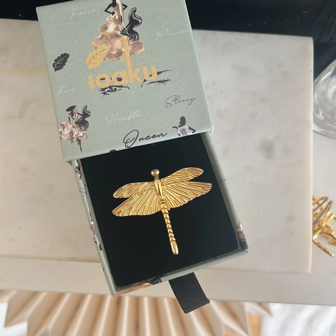 Slutsåld trollslända ring i guld från Ioaku