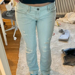 Ljusblå jeans - Supersnygga bootcut jeans från Hurley!💕 Jag är 169 cm för referens. Innerbenslängd: 80cm. Midjemått: 44cm. Säljer ett par bootcut levis jeans också!!💓💕