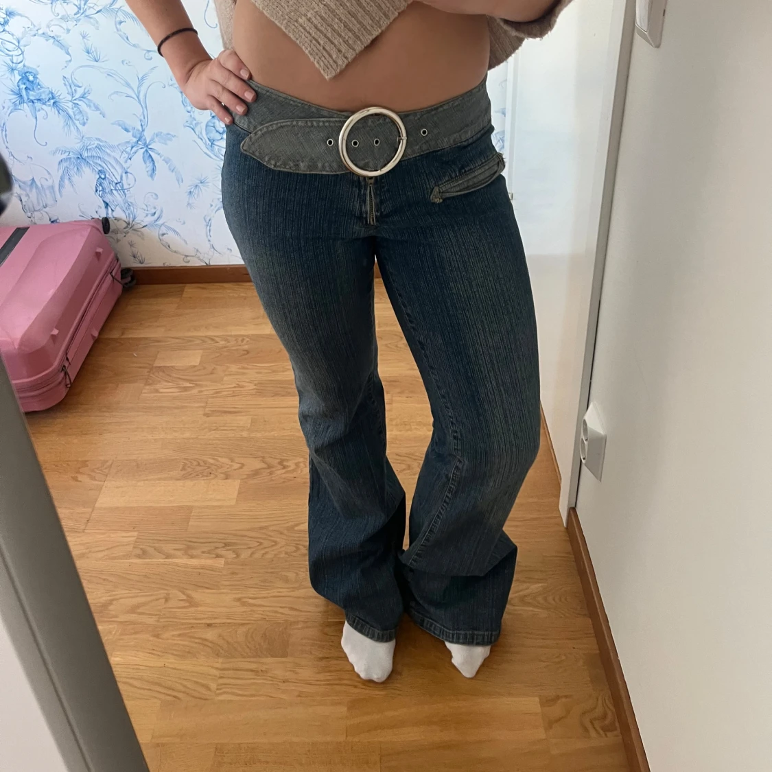 Blå bootcut jeans med bälte