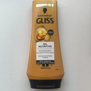 Gliss Balsam - Schwarzkopf Gliss Oil Nutritive Balsam för Slitet och skadat hår. Endast testad. Håret blir helt shiny efter duschen. En jättebra balsam! Möts upp i stockholm❤️🫶😊
