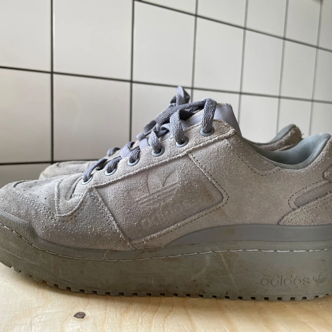 Grå sneakers från Adidas