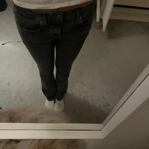 Lågmidjade jeans  - Super fina svart/gråa jeans, dom är lågmidjade och bootcut och är i super bra skick 