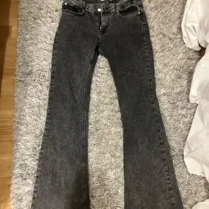 Säljer ett par svarta, grå bootcut jeans från Gina tricot i storlek 38. Köpte förra året men har en massa andra jeans så de kommer inte till användning. Man ser inte tydligt på bilderna men nere vid jeansen så ser man att de är använda. Köpta för 400-500, kommer inte ihåg exakta pris, och säljer för 200. 