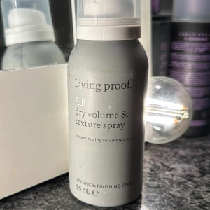 living proof volym spray  - Använd vid 3-4 tillfällen väldigt lite vid varje tillfälle. Superbra för volym och håller hela dagen! Säljer pga den ej kommer till användning så mycket då det är en travel size 
