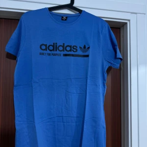 T shirt  - Oanvänd herr t shirt adidas  passar storlek M