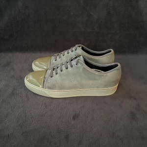 Lanvin Captoe DBB1 | 44-45 - Gråa Lanvins i storlek 44 EU - DBB1 SIZE 10 (passar 44-45) | Skorna är i okej skick | Endast skor medföljer vid köp | Självklart äkta | Mer bilder finns! Fraktas spårbart via postnord📦