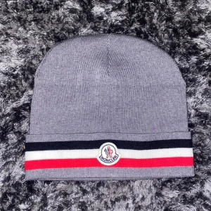 Moncler - Ny skick. Mössan  är ingen speciell storlek