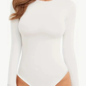 Vit långärmad bodysuit - Säljer en stilren och bekväm vit långärmad bodysuit. Aldrig använd