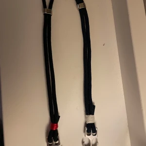 2 armband - Ett svart och ett mörkblått armband med röda och vita detaljer. Armbanden har ett ankare på sig i silver färg vilket är väldigt snyggt. Dessa armband passar till i princip allting.  1 för 60 och 2 för 100