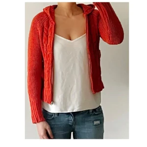 Stickad kofta  - Säljer en stickad kofta med dragkedja. Den har ett snyggt flätmönster på framsidan och är långärmad. Perfekt för höst och vinter när du vill hålla dig varm och stilren. Bra skick. Storlek S. Köp gärna via KÖP NU 💕