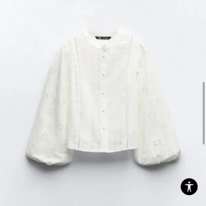 Zara blus - Säljer denna blusen från zara då den inte längre kommer till användning. Den är använd endast två gånger så den är fortfarande i nyskick. Storlek M men passar superbra på mig som vanligtvis har S💕