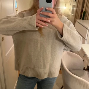 Stickad Kashmir tröja  - Säljer denna stickade Ull och Kashmir tröjan från H&M. Köpt på Sellpy men aldrig använd av mig och står strl L men passar mig som har S!💞