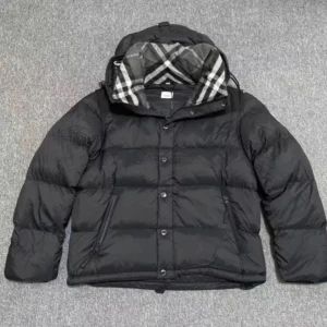Burberry jacka  - Säljer denna underbara burberry jackan pga att den är för stor för mig. Perfekt för båda sommar och vinter efter som att man kan ta av armarna så de blir till en väst istället. Perfekt för kalla vinterdagar🖤Har aldrig använt den ute, utan bara testat den! Kan gå ner i pris vid snabb affär hör av er vid frågor!