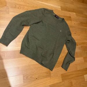 Grön stickad Morris tröja - Använd 1-2 gånger Storlek S Säljer den eftersom den är för liten.