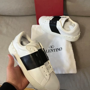 Valentinos  - Tjena säljer ett par Valentinos, har haft dem i lite mer än 1 år, använt dem 7 gånger, oftast till kyrkan eller när jag gått till släktingar, dem är i ny skick. 
