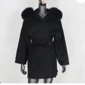 Kappa med äkta päls - Kappa med äkta päls o väldigt fint skick.  Köpt för 2800kr på Instagram men kontot finns idag inte kvar. Säljes för 1400 men pris kan diskuteras. Storlek S men funkar på XS, M då man knyter band runt midjan. 