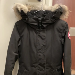 Canasta goose Victoria parka  - En äkta canada goose Victoria parka. Köpt 2020 på johnells. Har några skavanker som jag kan skicka ifall man är intresserad. Strl:XS. Kemtvättad nyss!