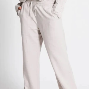 Beige linnebyxor  - Superbekväma beige mjukisbyxor i loose fit. Perfekta för en avslappnad dag hemma eller en snabb tur till affären. De har en elastisk midja med snörning för bästa passform och är gjorda i mjukt material som känns skönt mot huden.