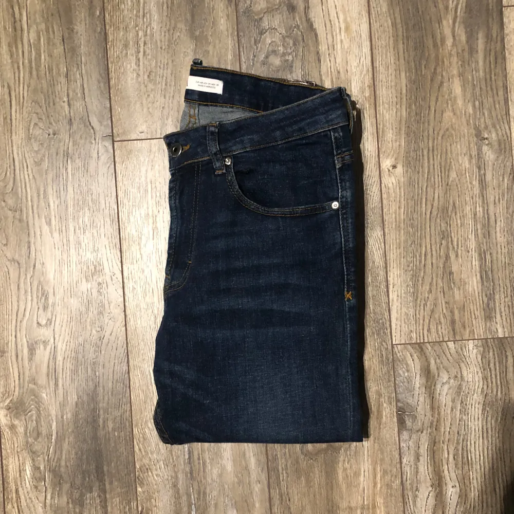 Zara jeans - Pris: 129kr - Storlek EUR 40 - Bra skick utan defekter 10/10 - Hör av er för mer information!. Jeans & Byxor.