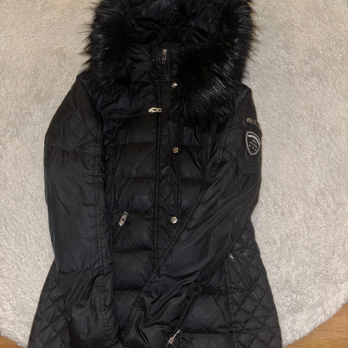 Svart dunjacka med pälskrage - 90