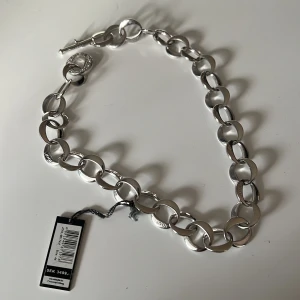 Halsband i äkta silver från Joop  - Snyggt och stilrent halsband i sterlingsilver 925 med stora, runda länkar. Perfekt för att ge en elegant touch till vilken outfit som helst. Halsbandet har en enkel och säker låsning. Passar både till vardags och festliga tillfällen.
