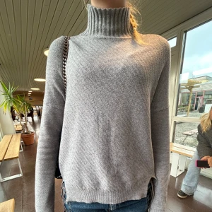 Grå polotröja - Grå polo tröja. Storlek S/M. Modellen är 168 