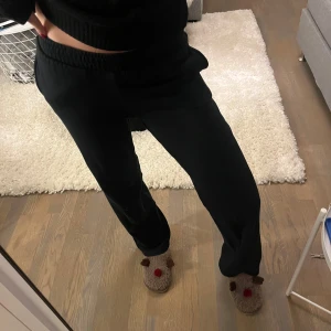 Raka mjukisbyxor - Säljer dessa raka mjukisbyxor fårn bikbok. De är endast används några få gånger & därför i super skick. Säljer då jag har flera likadana. Sanna i storleken, passar perfekt i längden på mig som är 166. Köpta för 300, säljer för 150