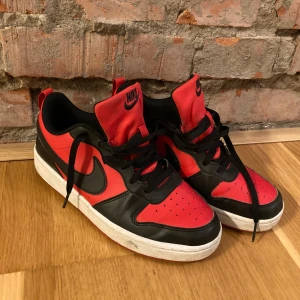 Svart röda Nike sneakers - Svart röda Nike  sneakers, nästan helt oanvända i storlek 40.   300 kr, fri frakt