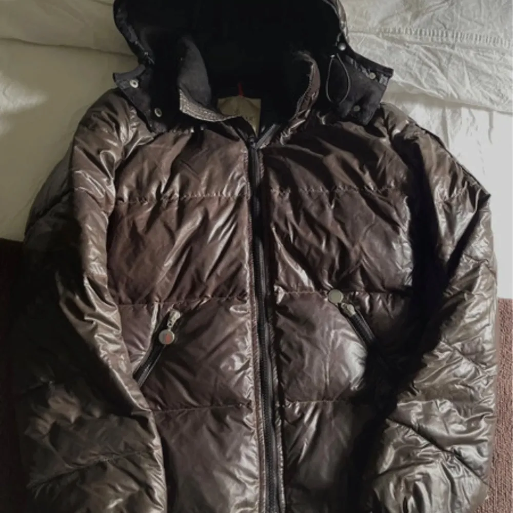 Säljer nu denna superfina vintage Moncler jackan.  Den kommer inte till användning och förtjänar ett nytt hem. Jackan är använd mycket men är i bra skick. Jackan är i storlek 2 passar xs-m beroende på önskad passform. Ny pris 15 000. ❤️. Jackor.