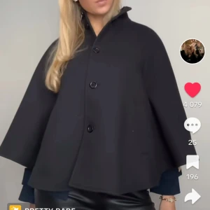 Trendig svart cape 💕 - Säljer nu denna jättetrendiga capen ifrån hm som längre finns att köpa💕 storleken är L men passar mig som normalt har s, skicket är även väldigt bra! 